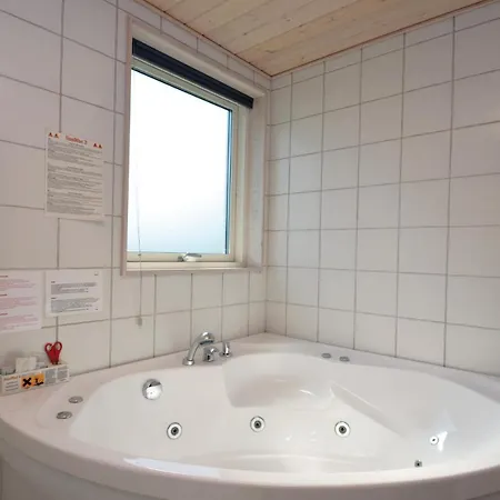 Nice Home In Vaeggerlose With Sauna *